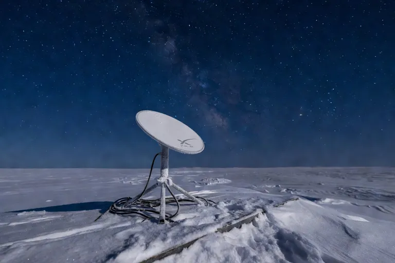 Antenne Starlink sur un toit en hiver dans une communauté du Nunavik