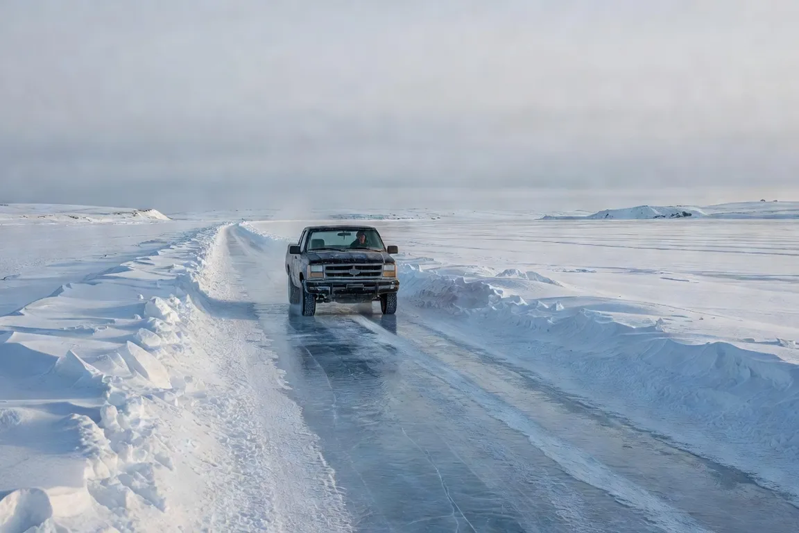 Vehicule circulant sur une route de glace hivernale dans le Nord quebecois