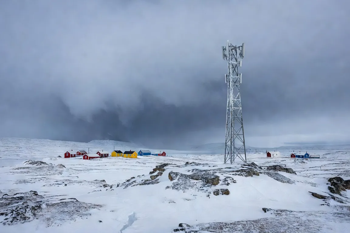 Tour de telecommunication cellulaire isolee dans un paysage arctique hivernal du Nunavik