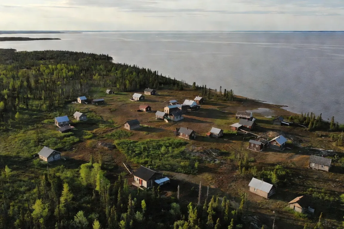 Vue aérienne d'un village cri d'Eeyou Istchee sur la baie James